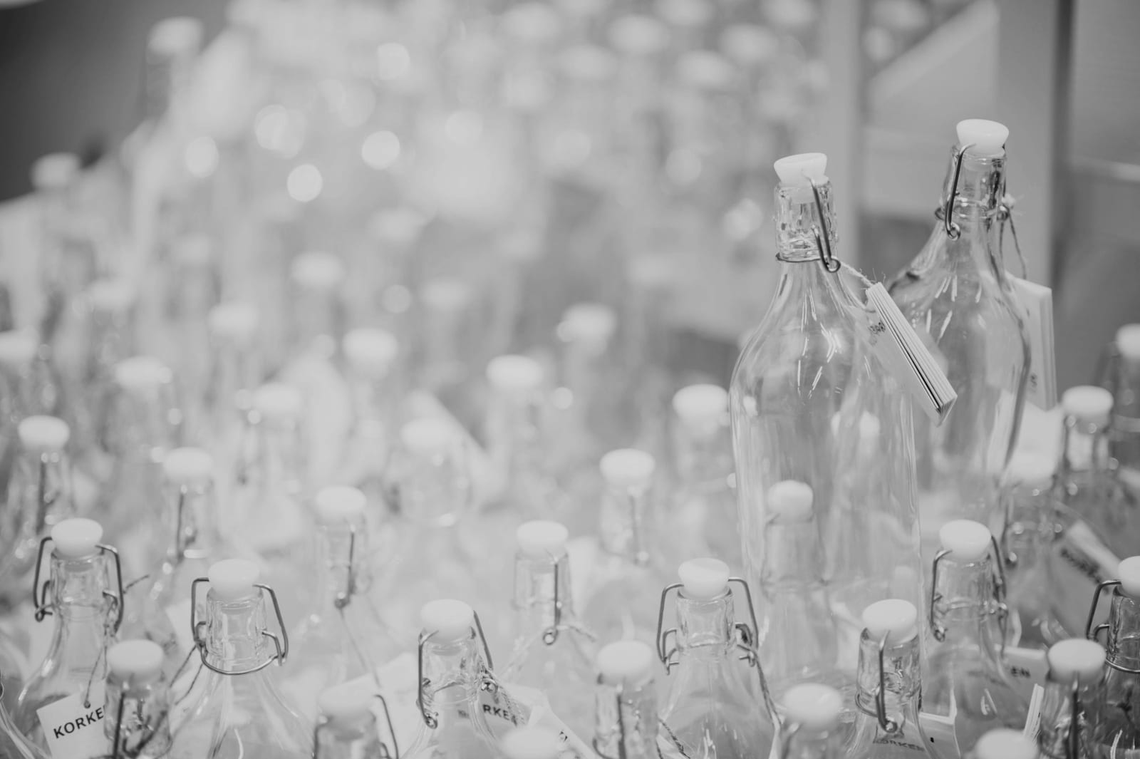 Série de flacons en verre alignés avant contrôle