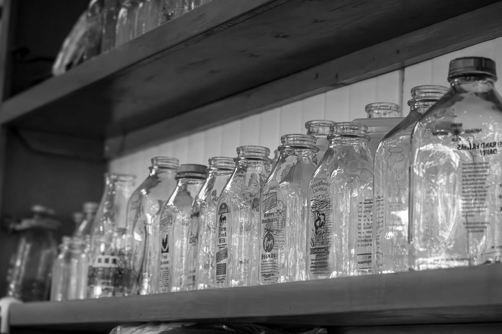 Rangées de flacons en verre sur rayonnage