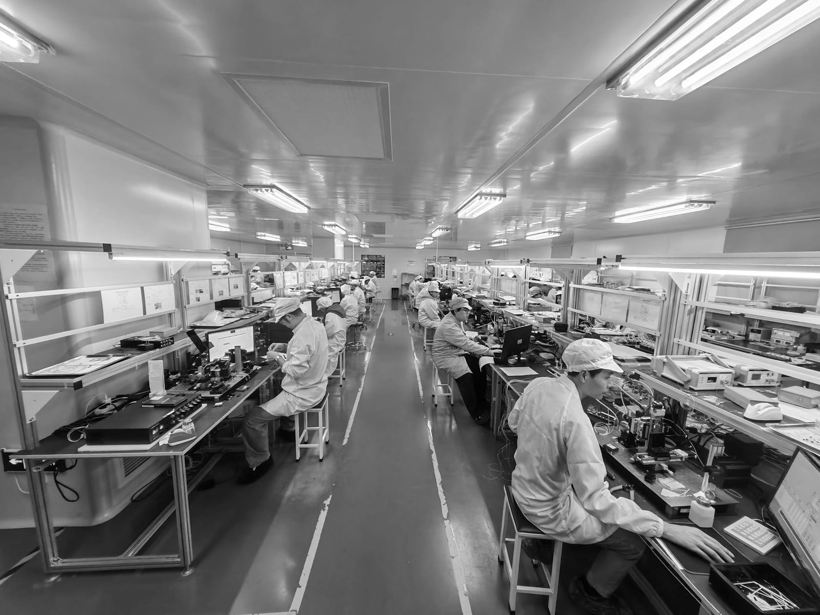 Équipes en tenue de salle propre au travail dans la halle