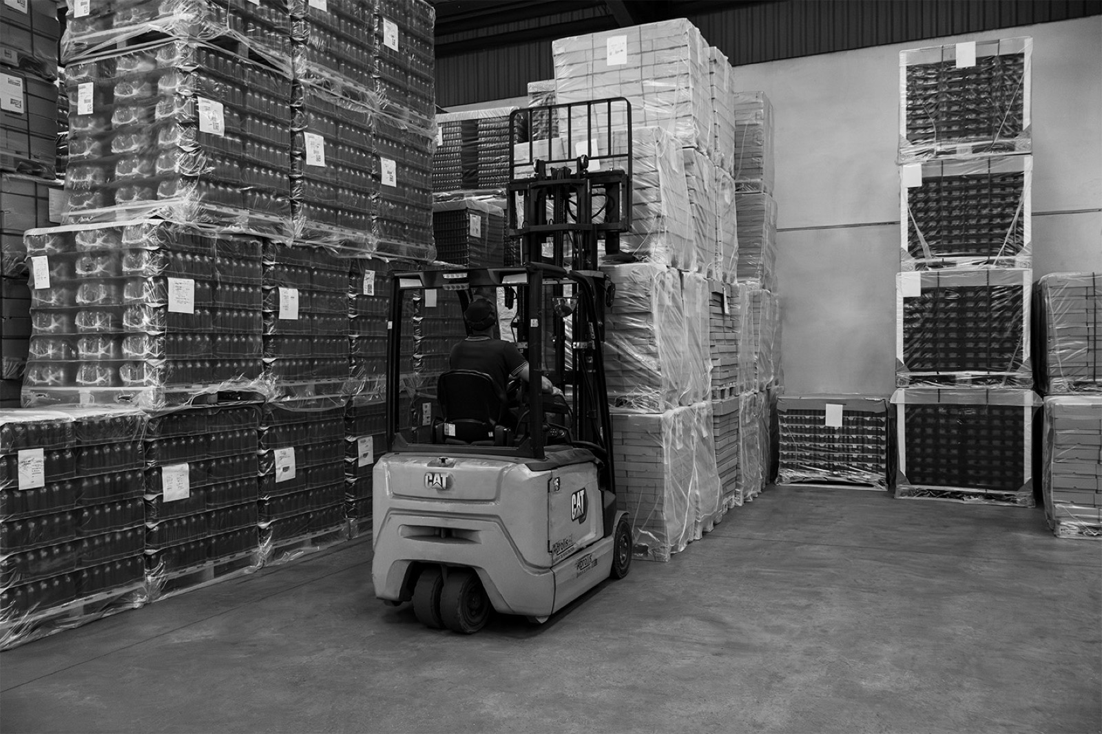 Chariot élévateur manœuvrant entre les racks de palettes