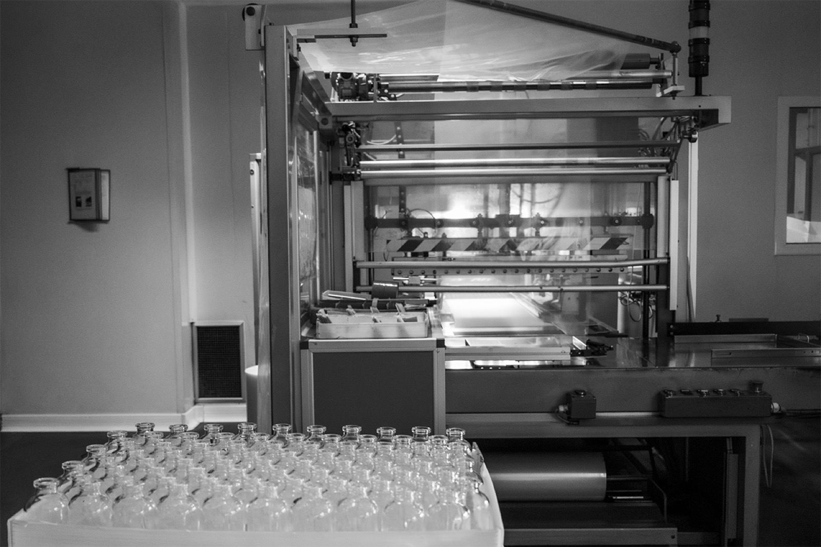 Machine de conditionnement et plateau de flacons en attente d'entrée