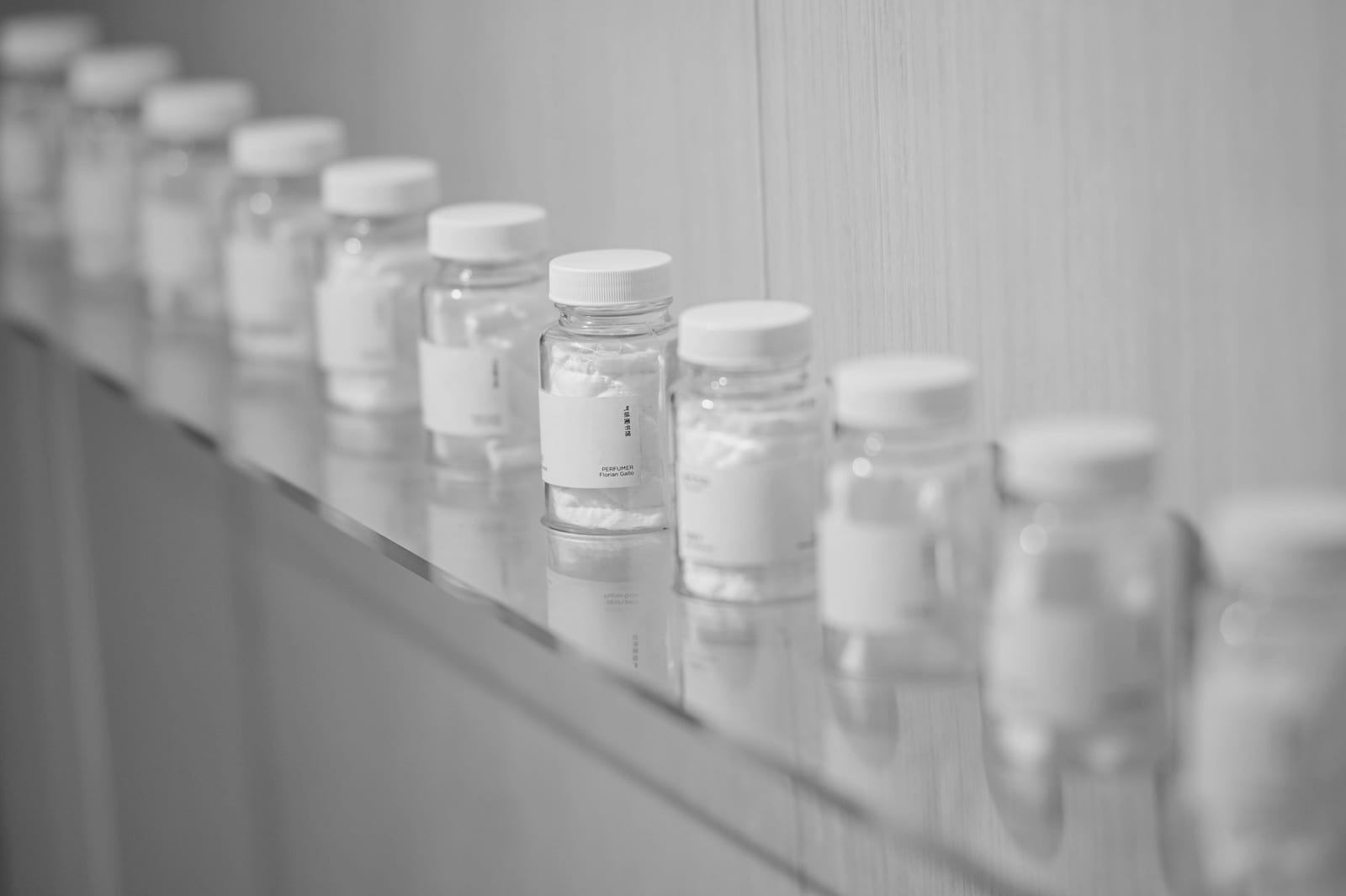 Rangées de flacons pharmaceutiques avant contrôle